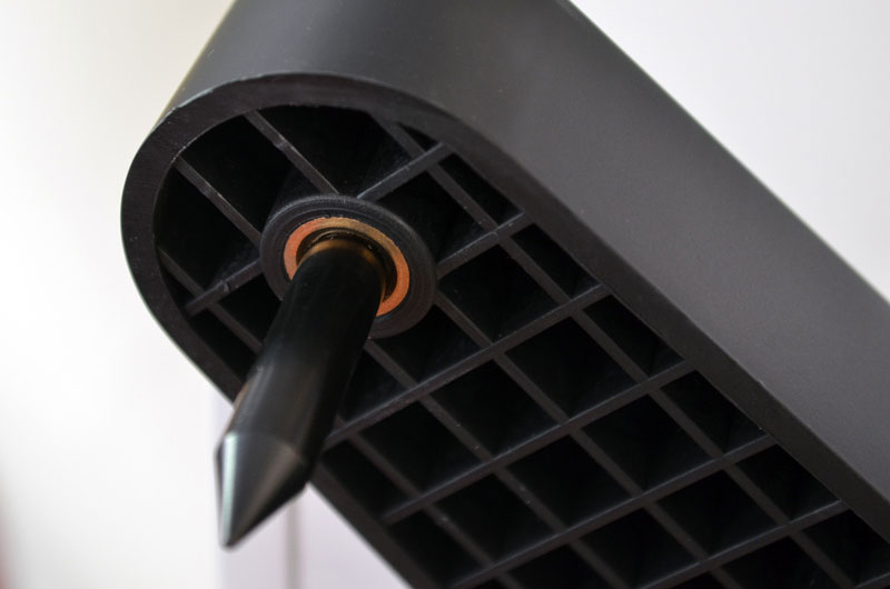 Für Entkoppelung sorgen schwarze Spikes, die im Sockel verschraubt werden.