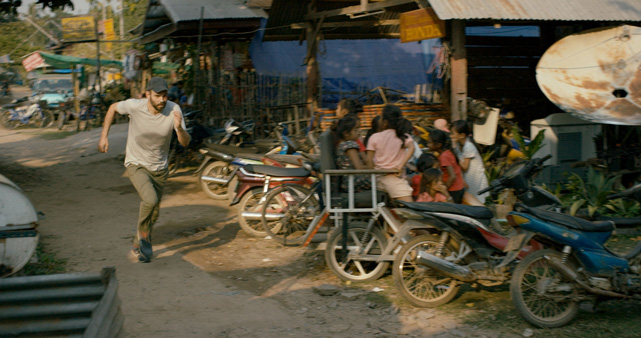 Dr. John Lake (Rossif Sutherland) muss überstürzt aus Laos fliehen. (© Universum Film)