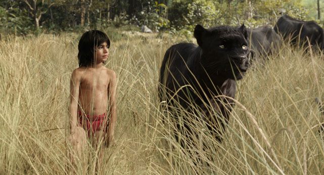 Der Menschenjunge Mogli (Neel Sethi) wächst behütet im Dschungel auf und findet in der Tierwelt neue Freunde wie den Panther Baghira. (© Disney Enterprises, Inc)