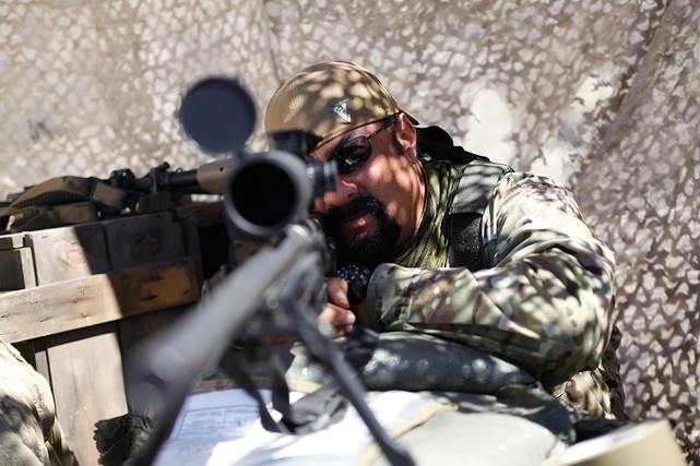 Sniper Jake Chandler (Steven Seagal) und sein Spotter Rich geraten in einen Hinterhalt. (© EuroVideo)