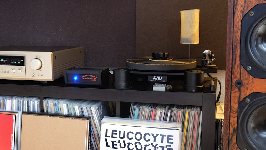 Die Blue Horizon Profono kommt vergleichsweise kompakt daher und sollte ihren Platz in der Nähe des Plattenspielers finden.