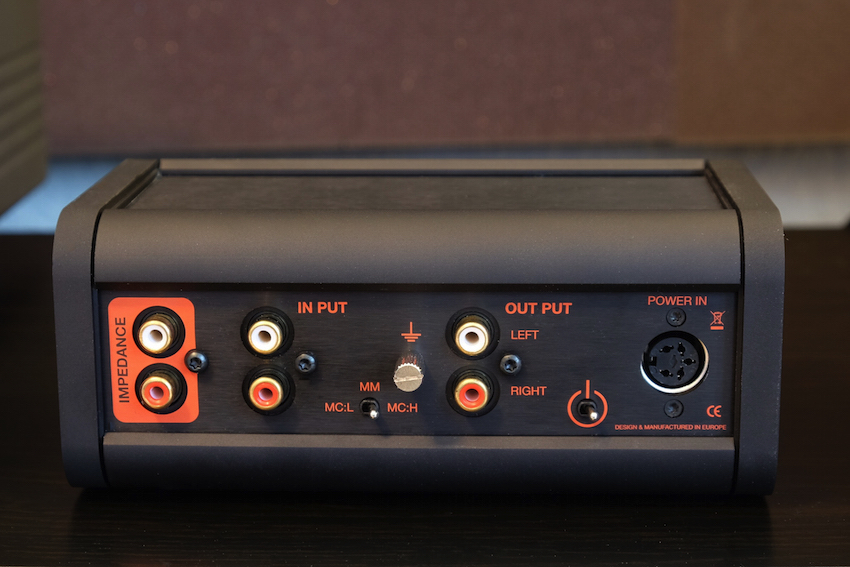 Über den kleinen Kippschalter (Mitte, unten) lässt sich die Profono optimal an MC- bzw. MM-Tonabnehmer anpassen.