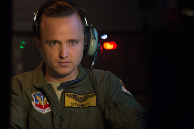 Drohnenpilot Steve Watts steuert seine tödliche Fracht per Fernsteuerung über Nairobi. (© Universum Film)