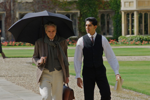 Mathematikprofessor G. H. Hardy (Jeremy Irons) erkennt das Talent des jungen Büroangestellten Srinavasa Ramanujan (Dev Patel). (© Universum Film)