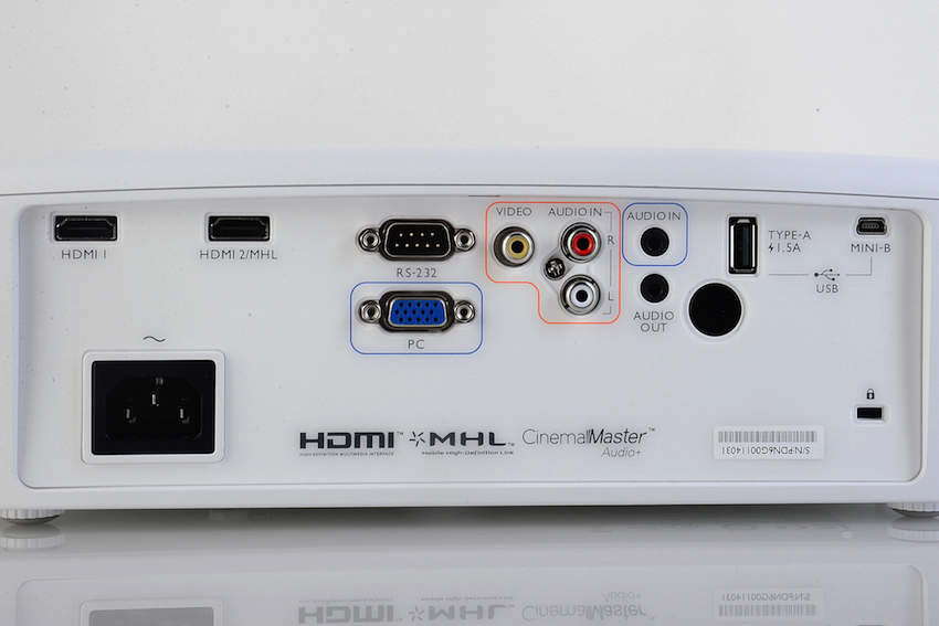 Jede Menge Anschlüsse befinden sich auf der Rückseite. Schnittstellen für 2 x HDMI davon wird 1 x MHL unterstützt, 1 x USB, RS232, je 1 x Audio-In (Mini Jack und RCA), 1 x Audio-Out, PC-In und 2 Infrarot-Empfänger (Front + Rear). Foto: Michael B. Rehders