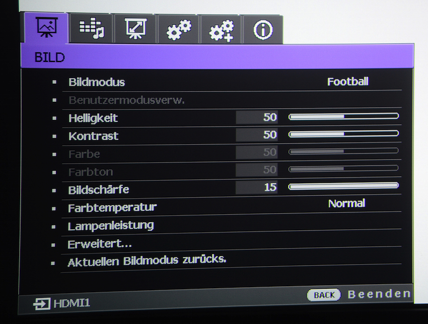 Während Einsteiger und Laien ein bebildertes und selbsterklärendes Menü zur Einstellung des Projektors auswählen können, stehen den technisch versierteren Besitzern weitere umfangreichere Möglichkeiten zur Verfügung, um die Farbabstimmung und die digitale Bildoptimierung präzise durchzuführen. 