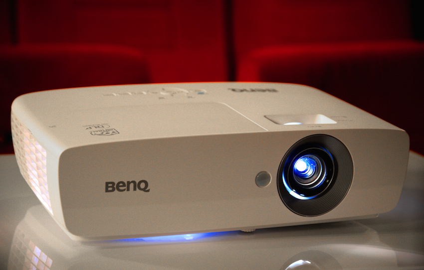 Selbst in unserem Heimkino macht der BenQ TH683 eine gute Figur. Der relativ kleine und elegante Projektor harmoniert wunderbar mit den roten Kinositzen. Im Lampen-Eco-Modus ist er mit unter 29 dB kaum noch wahrzunehmen. Foto: Michael B. Rehders