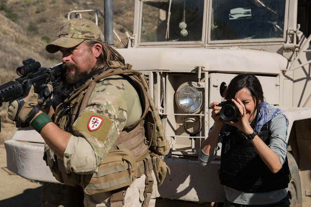 Mosby und Vasquez drängen zwar auf eine sofortige Rückkehr, müssen sich allerdings zunächst mit ihrem Vorgesetzten und der aufdringlichen Kriegsreporterin Janet (Charlene Amoia) auseinandersetzen. (© EuroVideo Medien GmbH)