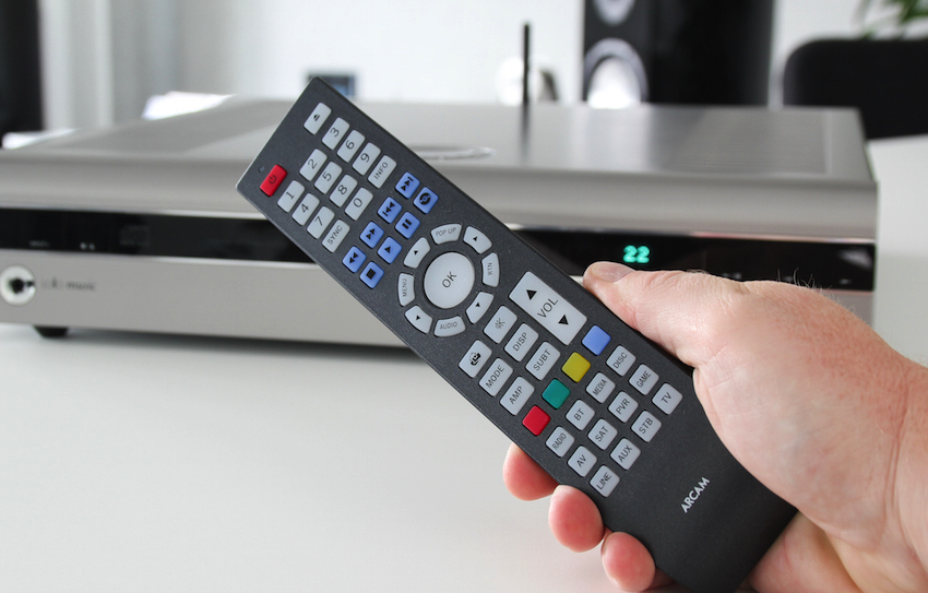 Effekthascherei ist nicht das Ding der Arcam-Ingenieure. Folgerichtig setzen die Briten auch im Design der Fernbedienung auf Schlichtheit und Struktur.
