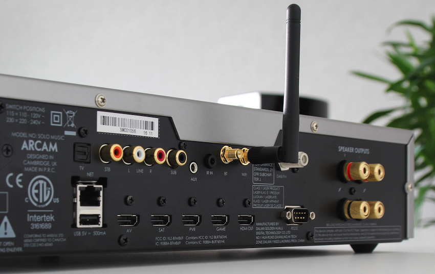 Die Rückseite des Solo Music bietet reichlich analogen wie digitalen Quellen - sogar HDMI-Zuspielern - Anschluss.