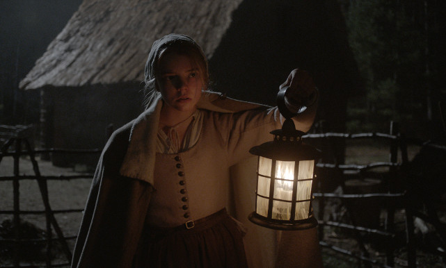 Thomasin, die älteste Tochter eines tiefreligiösen Farmers gerät nach diversen Schicksalsschlägen in den Verdacht, eine Hexe zu sein. (© Universal Pictures)