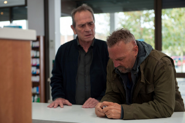 Der Neurowissenschaftler Dr. Franks (Tommy Lee Jones, l.) überträgt die Erinnerungen eines getöteten Agenten ins Gehirn des Häftlings Jerico Stewart (Kevin Costner). (© Splendid Film)