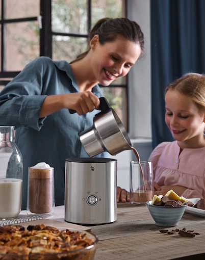 Der innovative WMF LONO Milk & Choc ist ein Multitalent. Er zaubert einen äußerst fluffigen Milchschaum für zwei leckere Cappuccini oder Latte macchiato und lässt ganze Schokoladenstückchen zu einer köstlich heißen Trinkschokolade für kleine und große Genießer schmelzen