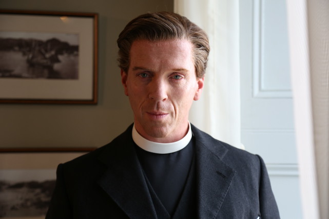 Der Geistliche Balor (Damian Lewis) kämpft um den Zusammenhalt seiner Gemeinde. (© Sony Pictures)