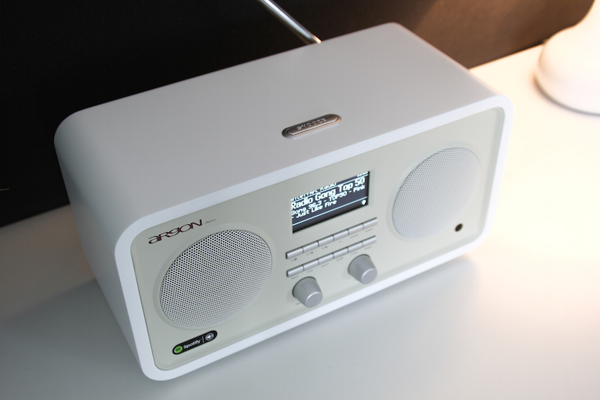 Radioweckerfunktion: Über die oberseitig platzierte Snooze-Taste lässt sich die Weckfunktion deaktivieren.