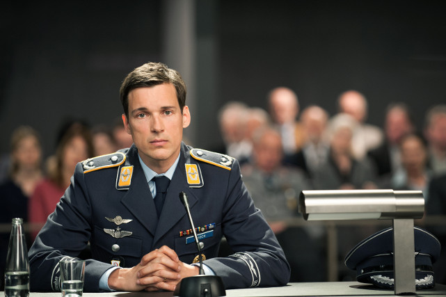 Kampfpilot Lars Koch (Florian David Fitz) muss sich vor Gericht verantworten. (© Constantin Film)