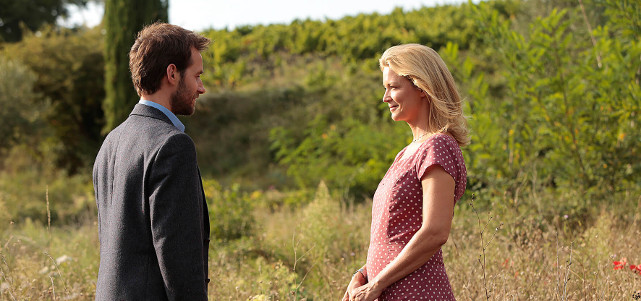 Manchmal kann ein kleiner Unfall auch ein unverhoffter Glücksfall sein: Louise (Virginie Efira) und Pierre (Benjamin Lavernhe) kommen sich näher. (© Neue Visionen)