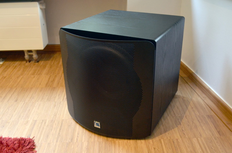 Das schwarze-Esche-Dekor des Subwoofers ist auch für die Lautsprecher verfügbar.