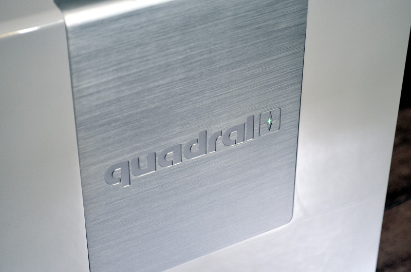 Die Einsätze aus gebürstetem Aluminium finden sich in allen Frontabdeckungen - im Subwoofer sogar in sehr großzügiger Ausführung.