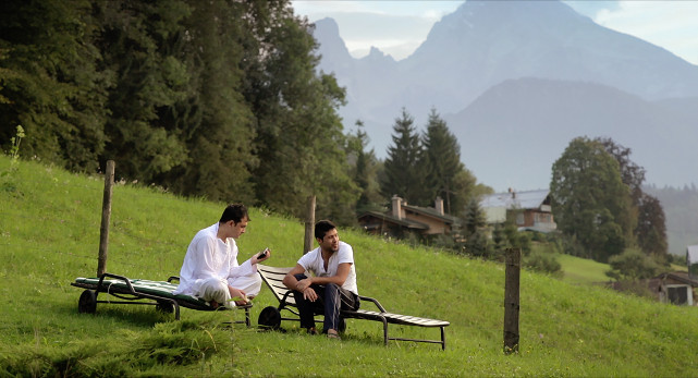 Mitten in der bayerischen Bergidylle leben Flüchtlinge aus aller Herren Länder unter einem Dach. (© Lighthouse Home Entertainment)