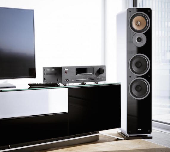 Mit der Standardbreite von 430 mm und der massiven Alufront kommt der CD-Receiver Kombo 62 ganz bewusst im klassischen Design.