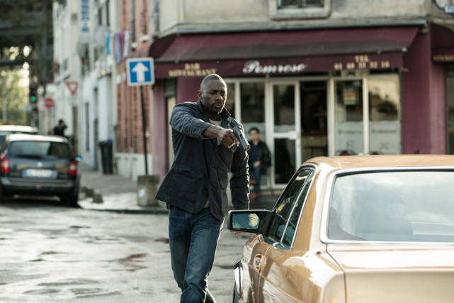 CIA-Agent Sean Briar (Idris Elba) soll den US-Amerikaner Michael Mason aus Paris in die USA überführen. (© Studiocanal)