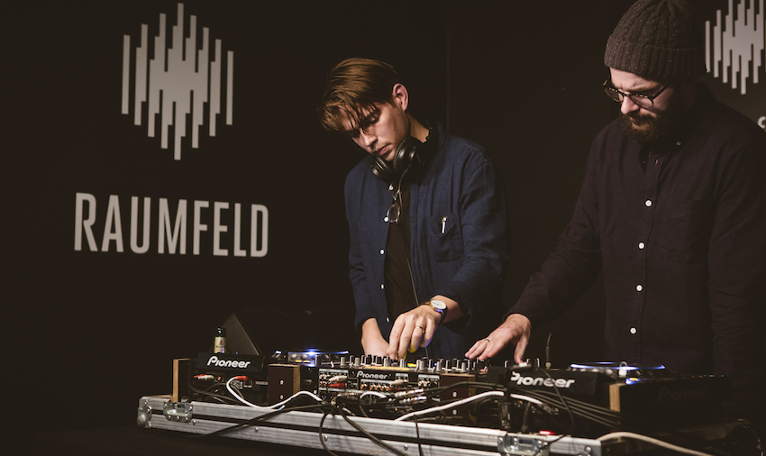 Die britische Indie-Band White Lies unterstützt Berliner Multiroom-Experten Raumfeld bei der Kampagne #TheArtOfListening für bewussten Musikgenuss.