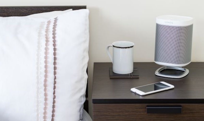 Auf dem Fensterbrett, auf dem Schreibtisch, im Küchenregal oder einfach auf dem Boden – der kompakte PLAY:1 von Sonos hat fast überall Platz