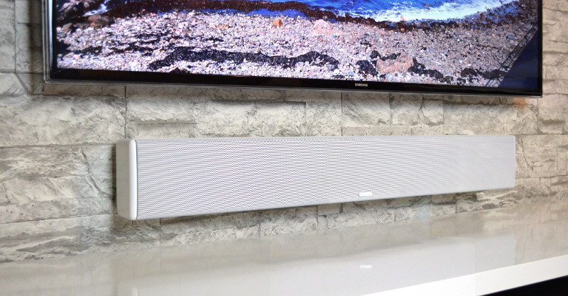 Die flache Soundbar Canton DM 9 ist für die Wandmontage prädestiniert.