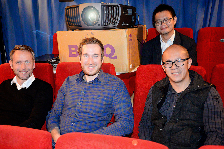 BenQ erschien gleich mit vier Personen, um uns den nagelneuen 4K-Projektor exklusiv vorzustellen. Hier hat es sich das BenQ-Team in unserem Test-Kino gemütlich gemacht und präsentiert ganz entspannt den W11000. Foto: Michael B. Rehders