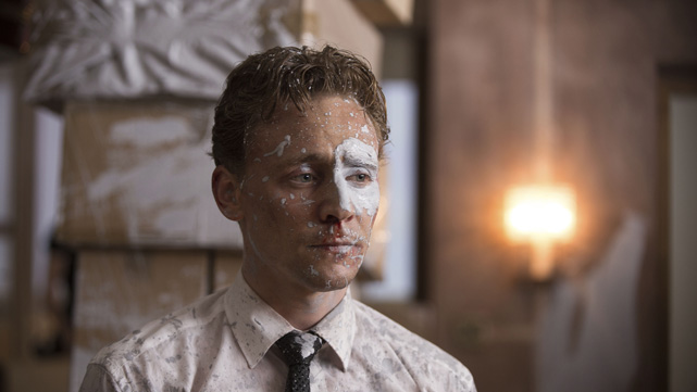 Das Leben in seinem neuen Apartment hat sich Robert Laing (Tom Hiddleston) etwas anders vorgestellt... (© Universum Film)