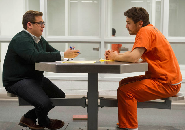 Die Begegnung mit dem des Mordes angeklagten Christian Longo (James Franco, r.) hat Folgen für den Reporter Michael Finkel (Jonah Hill). (© Studiocanal)