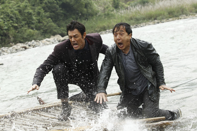 Detective Bennie Chan (Jackie Chan, r.) und der Glücksspieler Connor Watts (Johnny Knoxville) jagen den Gangsterboss Victor Wong. (© Universum Film)