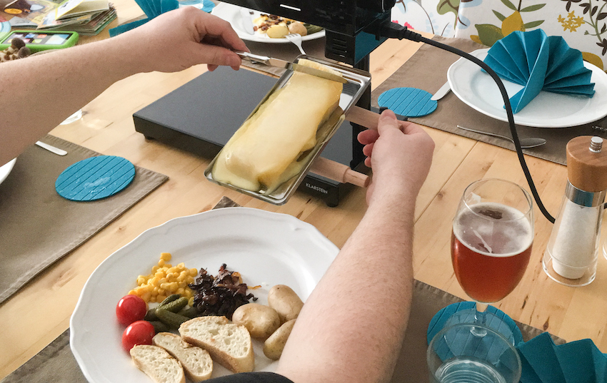 Sehr praktisch: Die Grillplatz lässt sich direkt zum Teller führen und ankippen. Jetzt kann der geschmolzene Käse bequem abgeschabt werden.