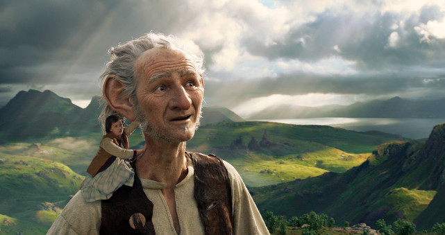 Ein junges Londoner Waisenmädchen (Ruby Barnhill) lernt eines Tages einen geheimnisvollen Riesen (Mark Rylance) kennen. (© Constantin Film)