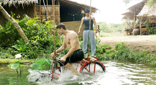 Kurt will sich durch hartes Training auf einen Zweikampf mit dem Mörder seines Bruders vorbereiten. (© Universum Film)