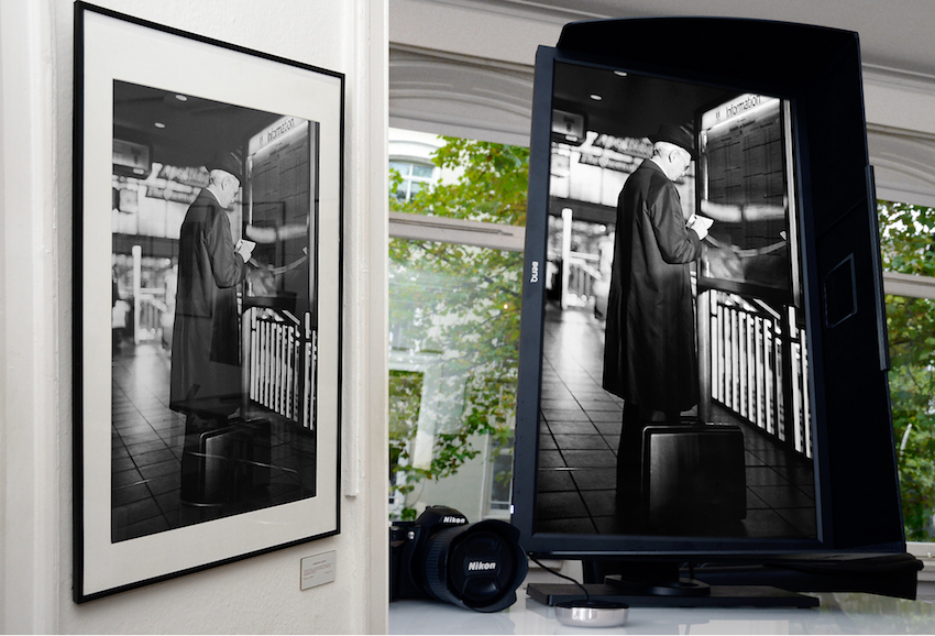 Links das fertig gerahmte Bild in meiner Ausstellung. Rechts das bearbeitete Foto auf dem BenQ Color Management Display. Sämtliche Bilddetails von der bearbeiteten Datei sind auf dem Print zu sehen. Foto: Michael B. Rehders