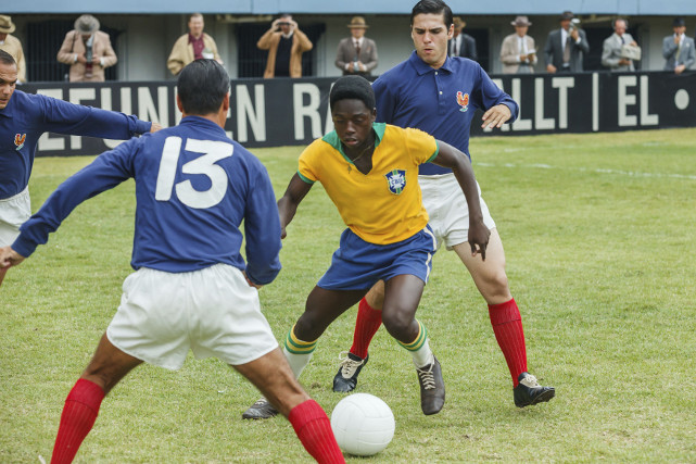 Der brasilianische Fußballstar Pelé gilt als bester Fußballer aller Zeiten. (© Universum Film)