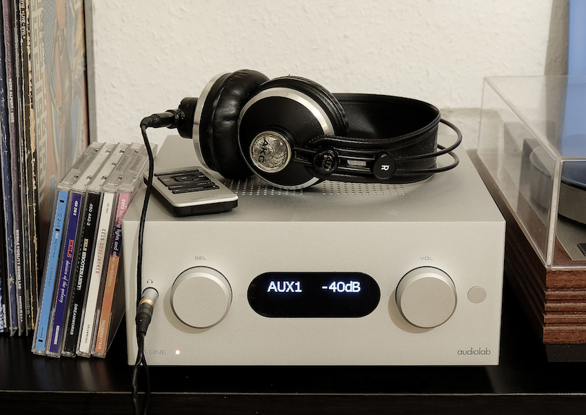 Dank frontseitig platzierter Buchse gibt der Audiolab seine Audiosignale auch an hochwertige Kopfhörer aus.