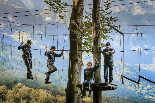 Das Teambuilding in den Alpen haben sich die vier Unternehmensberater Frederick, Yvonne, Michael und Marco ganz anders vorgestellt. (© Universum Film)
