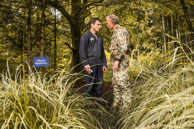Statt Wellness gibt es jedoch die harte Tour. Erst nimmt ihnen der Drill-Sergeant Mallach (Richard Sammel, r.) die Handys ab... (© Universum Film)