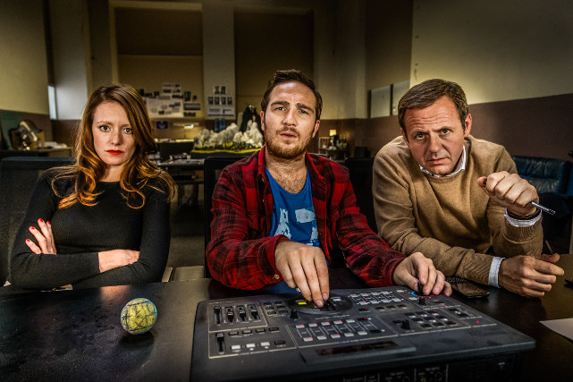 Was sie nicht wissen: Das Ganze ist als Rollenspiel angelegt und wird von PR-Managerin Vanessa (Lavinia Wilson), Praktikan Paul (Frederich Lau) und Personalchef Peter (Samuel Finzi) mit Kameras überwacht. (© Universum Film)