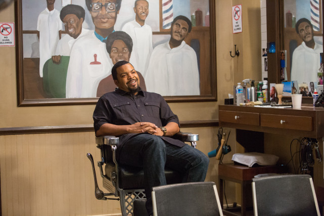 In Calvins (Ice Cube) Frisörladen wurde der Männerüberschuss durch eine Frauenquote ersetzt. (© Warner Bros)
