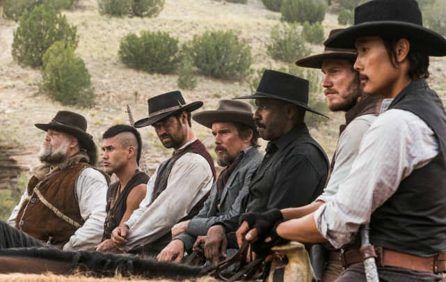 Die verzweifelten Einwohner von Rose Creek heuern sieben Geächtete, Kopfgeldjäger, Spieler und Auftragskiller zu ihrem Schutz an. (© Sony Pictures)