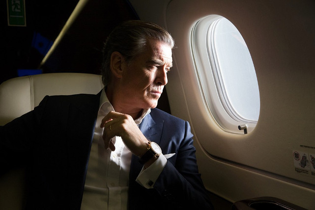 Selfmade-Millionär Mike Regan (Pierce Brosnan) sieht seine luxuriöse Existenz durch einen ehemaligen Angestellten bedroht. (© Koch Films)