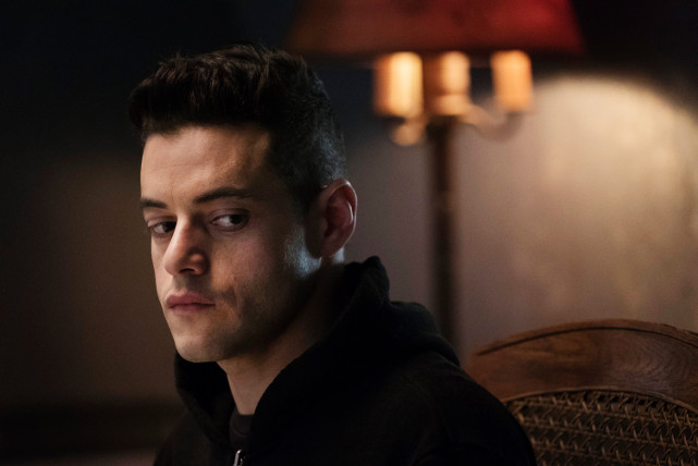 Der junge Cybersecurity-Experte Elliot (Rami Malek) muss sich den Konsequenzen seines Hackerangriffs stellen. (© Universal Pictures)