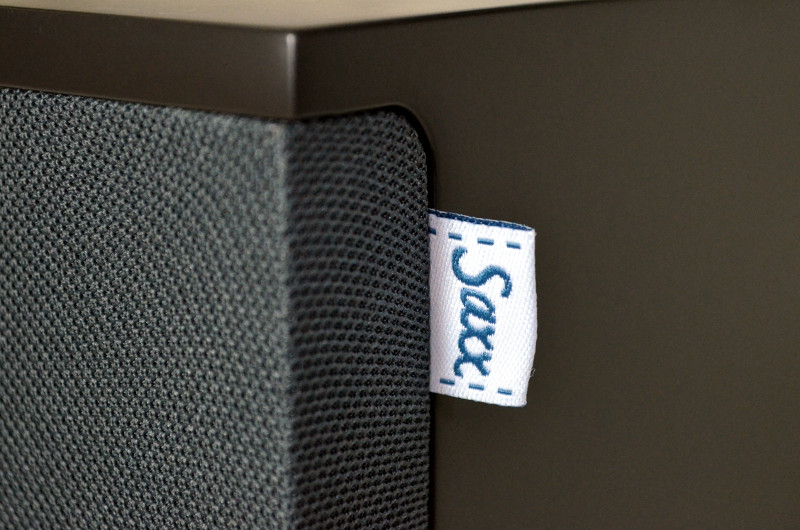 Typisch für die Saxx-Lautsprecher ist das seitliche Etikett mit dem Herstellerlogo.