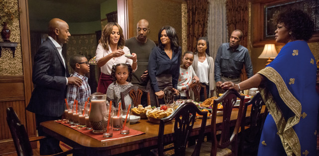 Seit dem Tod der geliebten Familienpatriarchin trifft sich eine entfremdete Familie zum ersten Mal, um gemeinsam Weihnachten zu feiern. (© Universal Pictures)
