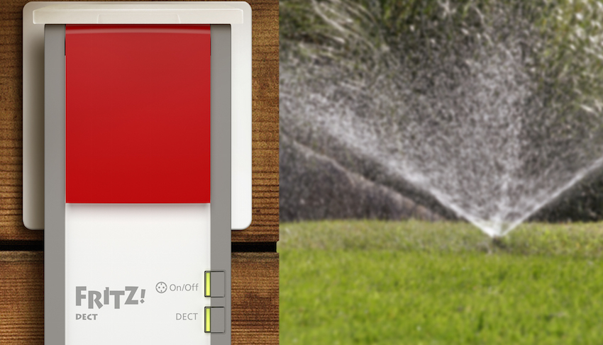 Mit FRITZ!DECT 210 bietet AVM nun eine Outdoor-Variante der beliebten intelligenten Steckdose FRITZ!DECT 200 an. Dank Spritzwasserschutz (IP44) und einem erweiterten Temperaturbereich von -20°C bis +40° ist FRITZ!DECT 210 äußerst robust und speziell für den Einsatz im Freien geeignet.