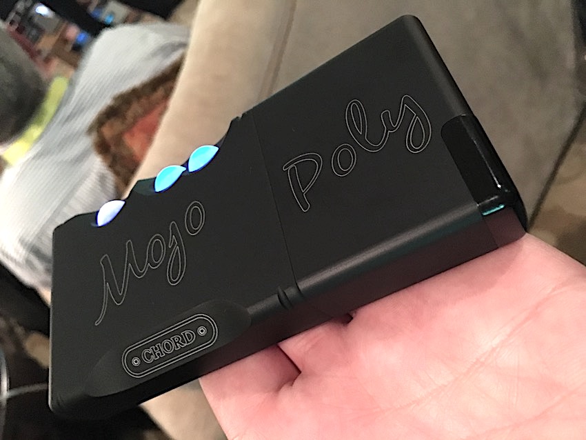 Chord hatte gleich drei Neuheiten am Start: Unser größtes Interesse galt dabei POLY, dem Wireless-Streaming-Modul, dass aus dem ultrakompakten Kopfhörer-DAC/Verstärker MOJO einen vollwertigen mobilen Player und Streamer mit Bluetooth, AirPlay, WLAN, Roon-Unterstützung und Highres-Wiedergabe (bis 768 kHz / DSD512) von SD-Karte macht.